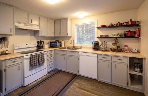 Blue River Cabina | Up-river House: Riverfront Oasis