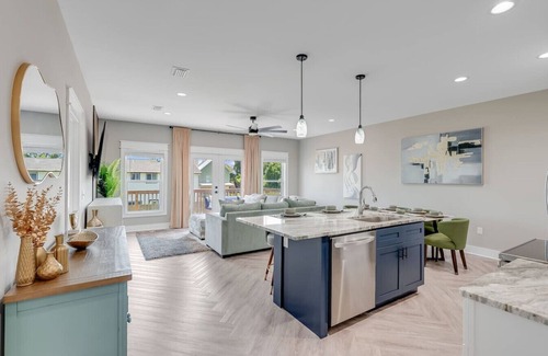 Upper Grand Lagoon Casa | Up to 18 Guests 6-Bed Retreat w/Pickleball Court