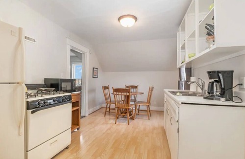Michigan City Apartamento | UP*W/D*King*Balcony*10 min. to IN.Dunes & Beach