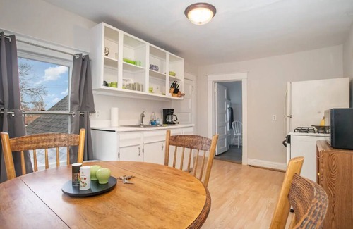 Michigan City Apartamento | UP*W/D*King*Balcony*10 min. to IN.Dunes & Beach
