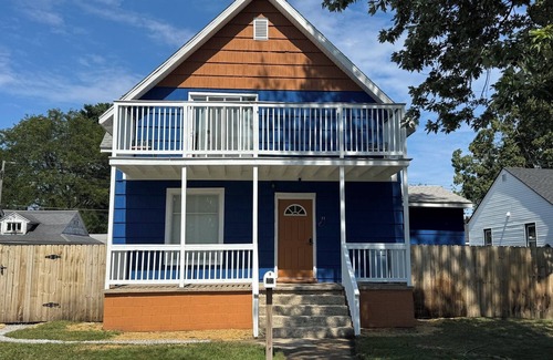 Michigan City Apartamento | UP*W/D*King*Balcony*10 min. to IN.Dunes & Beach
