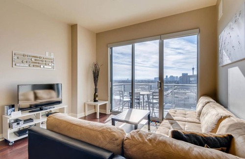 Downtown Las Vegas Condominio | upbeat high-energy surroundings