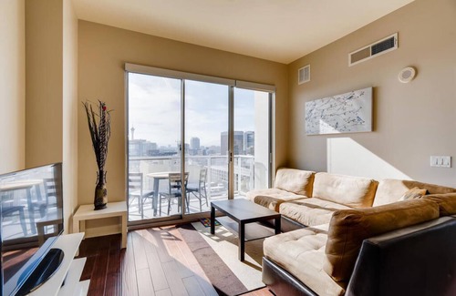 Downtown Las Vegas Condominio | upbeat high-energy surroundings