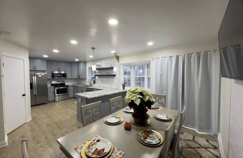 Harper Woods Casa | UPDATE 4-bedroom ranch 10 min from Down Town with WiFi and AC