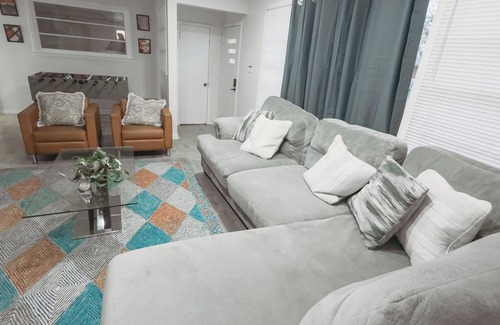 Harper Woods Casa | UPDATE 4-bedroom ranch 10 min from Down Town with WiFi and AC