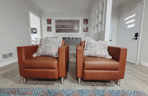 Harper Woods Casa | UPDATE 4-bedroom ranch 10 min from Down Town with WiFi and AC