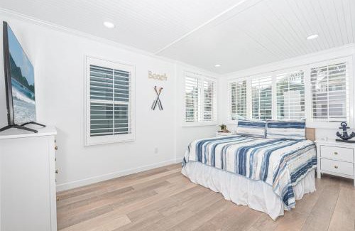 West Newport Casa | Updated 2Br Vintage Cottage In Central Location Near Beach By Beachview Rentals