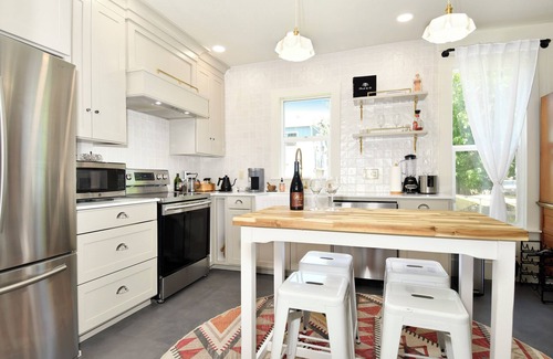 McMinnville Otro | Updated 3-bedroom historic farmhouse, amazing kitchen, walk to Linfield in 5 min