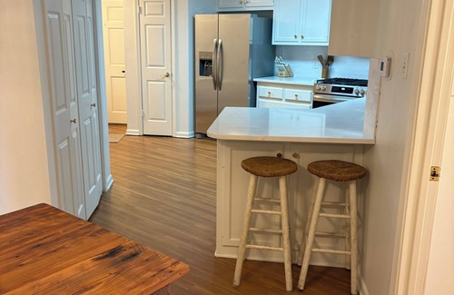 Jarreau Casa | Updated 4-bedroomnToddler safe backyard, new appliances and furniture, green egg