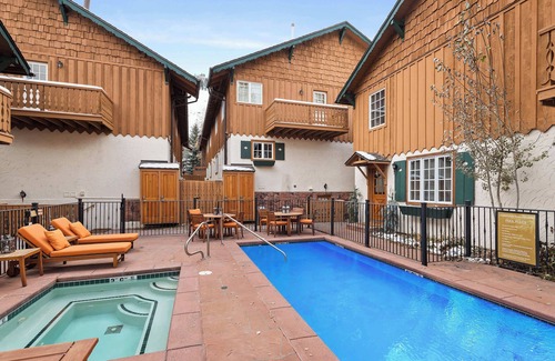 Downtown Casa | Updated 4 BR, 4.5 BA, 1 Block from Gondola!
