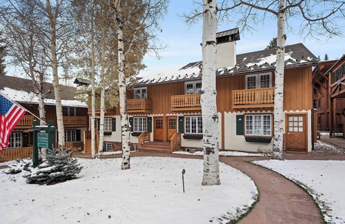 Downtown Casa | Updated 4 BR, 4.5 BA, 1 Block from Gondola!