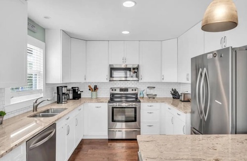 Ocean Isle Beach Casa | Updated 5 BR Canal Home, Short Walk To Beach!