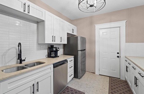 Central Hyde Park Casa | Updated 6Br, near dwntwn, Chiefs stadium, and KC’s Best