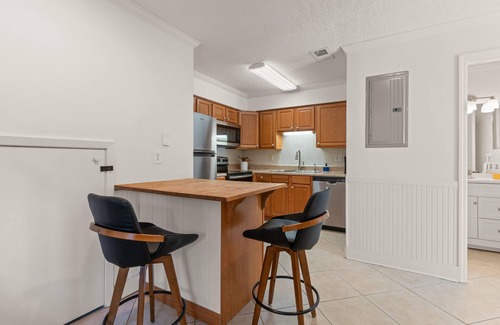 Demere Park Casa | Updated and clean, 2 full baths, modern townhouse close to Pier Village