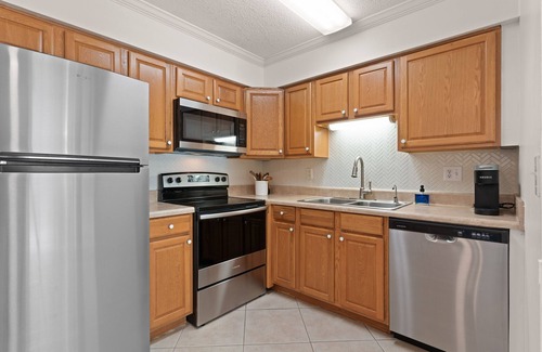 Demere Park Casa | Updated and clean, 2 full baths, modern townhouse close to Pier Village