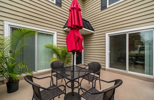 Demere Park Casa | Updated and clean, 2 full baths, modern townhouse close to Pier Village