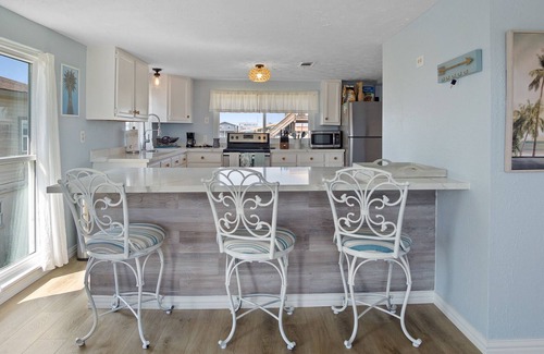 Crystal Beach Cabaña | Updated Beach Bum in Crystal Beach! Roomy 2 bedroom - beach in walking distance!