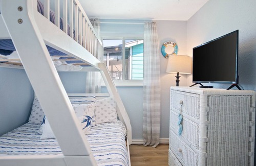 Crystal Beach Cabaña | Updated Beach Bum in Crystal Beach! Roomy 2 bedroom - beach in walking distance!