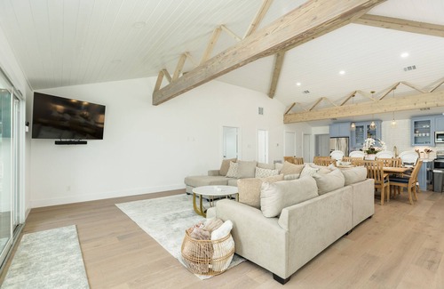 Bermuda Beach Casa | Updated Beachfront Home - Open Plan, 4 King+Bunks, Across from Walkover