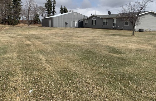 Leeds Casa | *UPDATED* Beautiful house & shop in Leeds, North Dakota! Outdoor pets welcome!