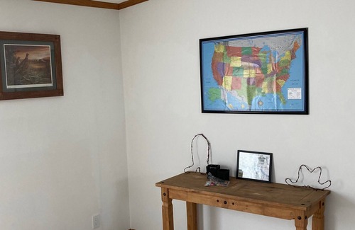 Leeds Casa | *UPDATED* Beautiful house & shop in Leeds, North Dakota! Outdoor pets welcome!
