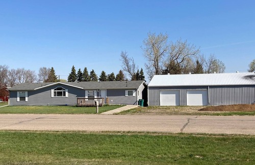 Leeds Casa | *UPDATED* Beautiful house & shop in Leeds, North Dakota! Outdoor pets welcome!