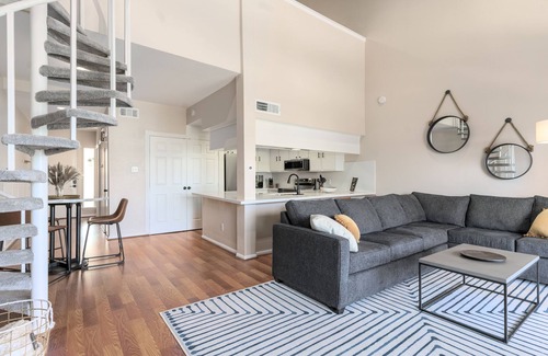 April Sound Condominio | Updated Boho condo, dock your boat or enjoy the Conroe Lake views from your deck