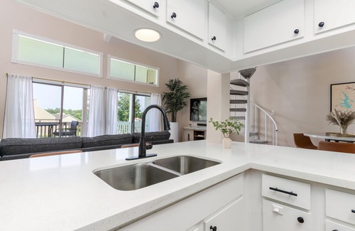 April Sound Condominio | Updated Boho condo, dock your boat or enjoy the Conroe Lake views from your deck