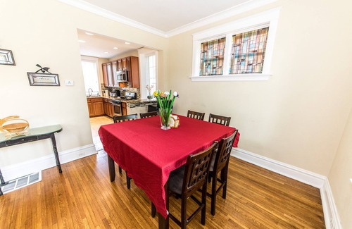 St. Louis Casa | Brick Home Sleep 9 actualizado Walk to WashU / Barnes / Delmar Loop / Forest Park / Zoo