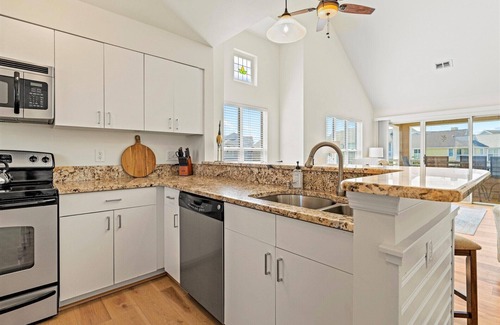 Manteo Condominio | Updated Buccaneer Village 526 | Pet Friendly | Canal Front