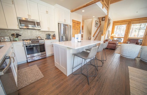 Keystone Casa | ¡A las familias les encanta Settlers Creek! Garaje privado, W / D, piscina climatizada y jacuzzis