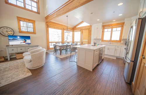 Keystone Casa | ¡A las familias les encanta Settlers Creek! Garaje privado, W / D, piscina climatizada y jacuzzis