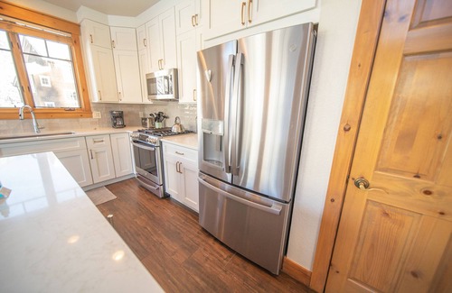 Keystone Casa | ¡A las familias les encanta Settlers Creek! Garaje privado, W / D, piscina climatizada y jacuzzis