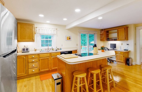 Gilford Casa | Updated Cape home with WiFi, W/D, full kitchen & clawfoot tub