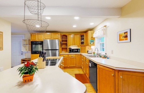 Gilford Casa | Updated Cape home with WiFi, W/D, full kitchen & clawfoot tub