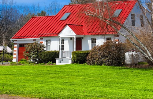 Gilford Casa | Updated Cape home with WiFi, W/D, full kitchen & clawfoot tub