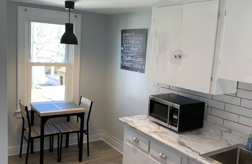 Grosse Pointe Casa | Updated charming 2ND unit city place with BIG yard