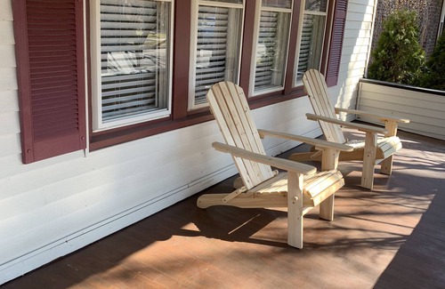 Grosse Pointe Casa | Updated charming 2ND unit city place with BIG yard
