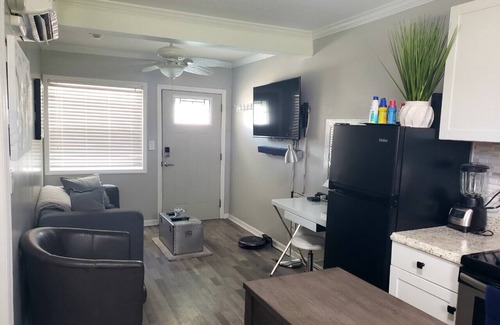 North Myrtle Beach Condominio | Updated, Clean, Fully Stocked, Pet Friendly 1 Bedroom Condo Steps to the Beach