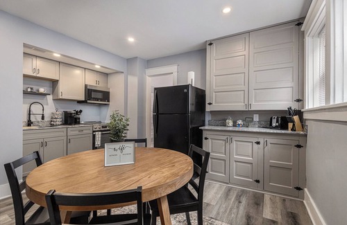 Michigan City Apartamento | Updated, Close to Beach & Downtown, Washer/Dryer