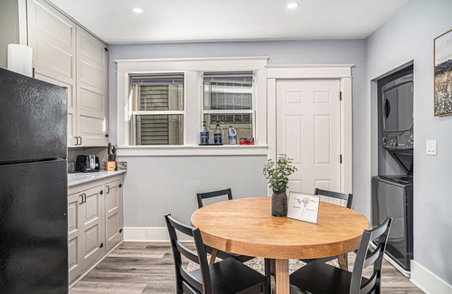 Michigan City Apartamento | Updated, Close to Beach & Downtown, Washer/Dryer