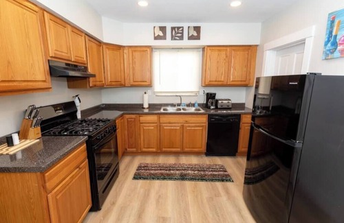 Pittsburgh Casa | Updated & Comfy Bungalow with Parking! Easy Access