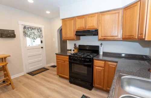 Pittsburgh Casa | Updated & Comfy Bungalow with Parking Easy Access