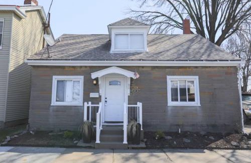 Pittsburgh Casa | Updated & Comfy Bungalow with Parking Easy Access