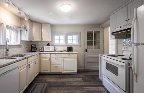 Haw Creek Cabaña | Updated Comfy Cottage central to Asheville NC