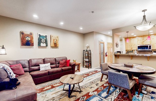 Olympic Valley Condominio | Updated condo near ski resort with heated pool, hot tub, fireplace, balcony, W/D