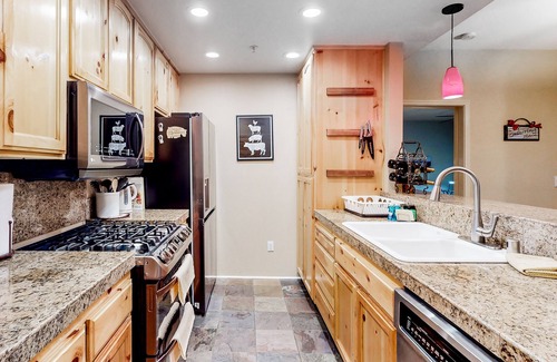Olympic Valley Condominio | Updated condo near ski resort with heated pool, hot tub, fireplace, balcony, W/D