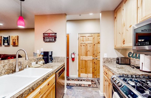 Olympic Valley Condominio | Updated condo near ski resort with heated pool, hot tub, fireplace, balcony, W/D