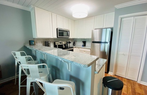 North Carolina Coast Condominio | Updated Condo, Steps from the Beach, Dog Friendly