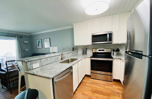 North Carolina Coast Condominio | Updated Condo, Steps from the Beach, Dog Friendly